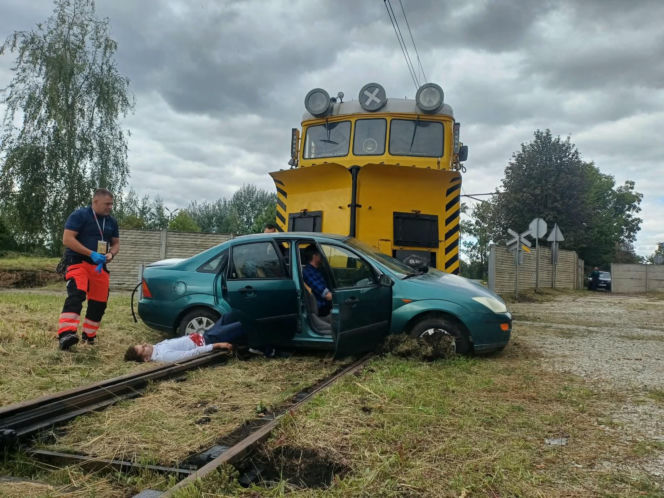 Drezyna uderzyła w samochód. Wielka akcja służb na przejeździe w Ostrowie [ZDJĘCIA]
