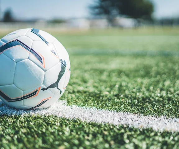 Wolej ofensywny vs. defensywny – czym różnią się techniki i kiedy je stosować?