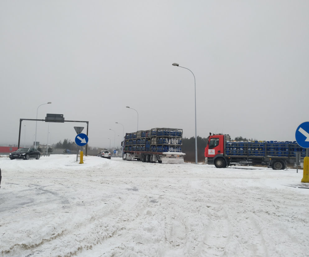 Tragiczne warunki na świętokrzyskich drogach. W wielu miejscach tworzą się kilometrowe korki