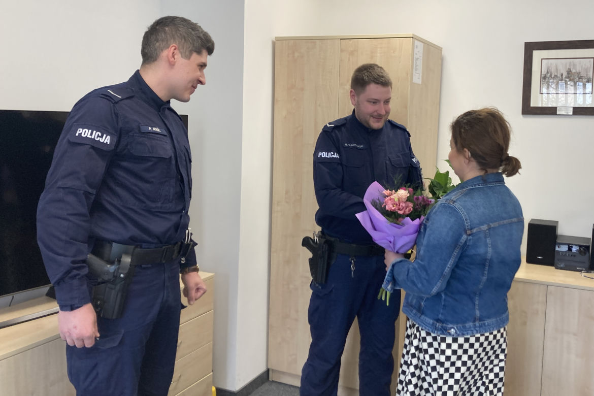 13-latek w spektrum autyzmu dostał ataku agresji i zaatakował matkę na środku mostu. Wspaniała reakcja policjantów