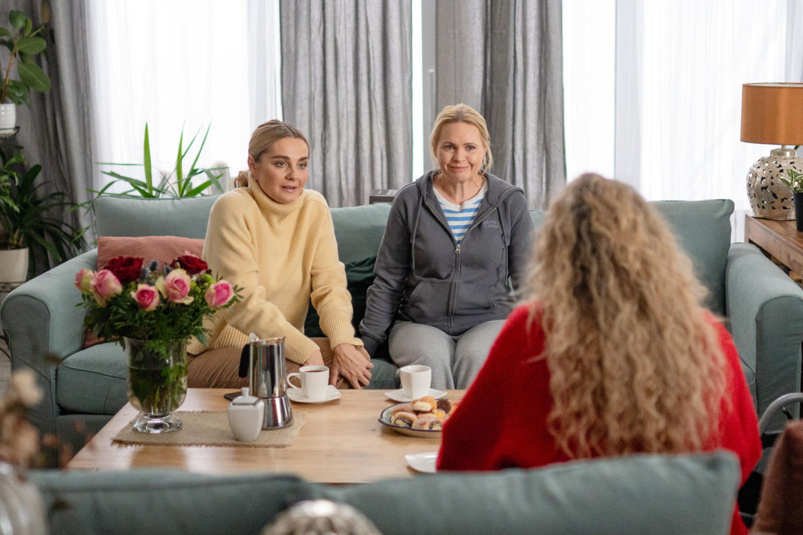 Przyjaciółki 23 sezon odc. 267. Anka (Magdalena Stużyńska), Inga (Małgorzata Socha), Patrycja (Joanna Liszowska)