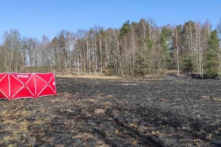 Parczew: W trakcie gaszenia pożaru traw, znaleziono zwłoki starszej kobiety