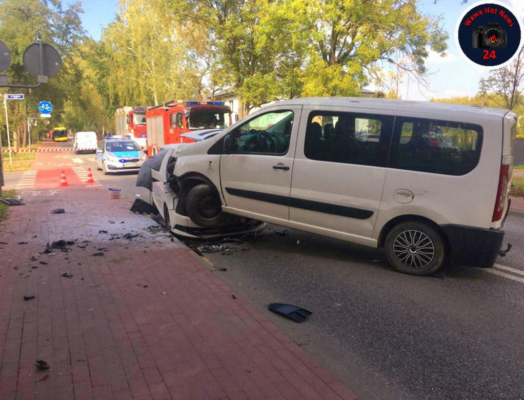 Trzy samochody zderzyły się w Nadarzynie. Dwóch kierowców trafiło do szpitala