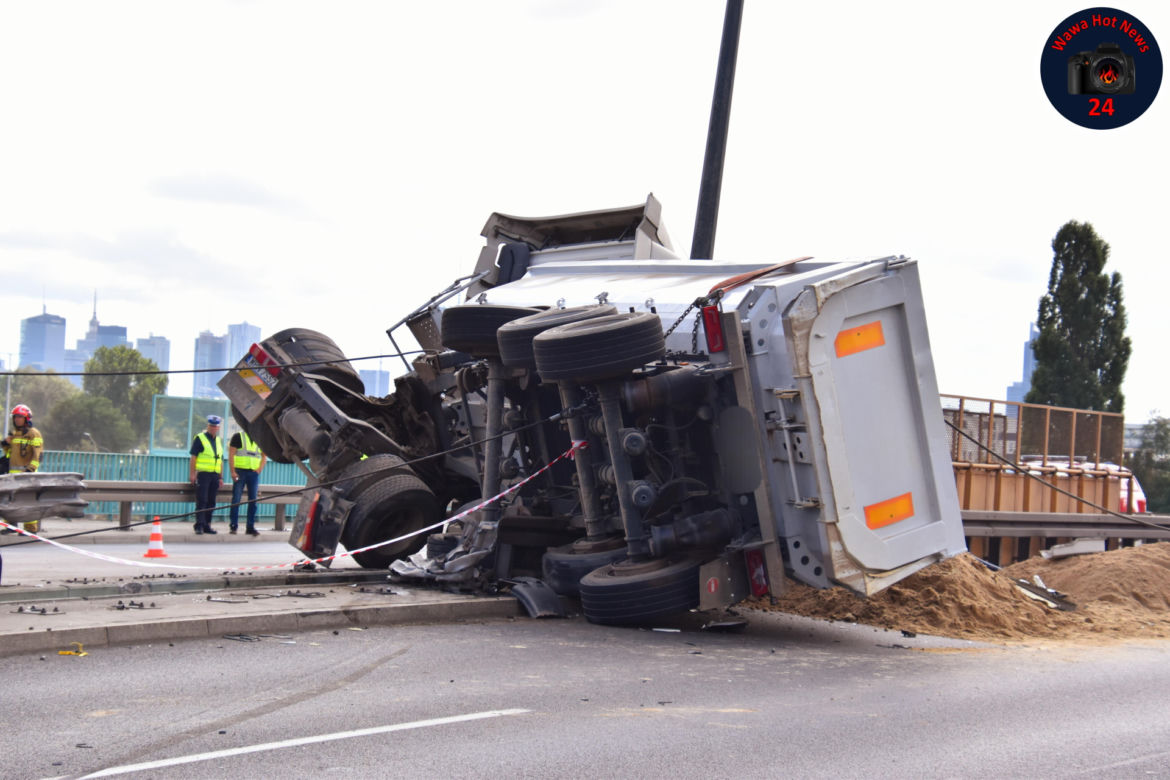 Totalna demolka na al. Prymasa Tysiąclecia. Ciężarówka uderzyła w bariery