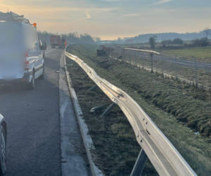 Ferrari uderzyło w audi. Zablokowany odcinek S5 niedaleko Kościana