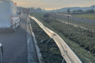 Ferrari uderzyło w audi. Zablokowany odcinek S5 niedaleko Kościana
