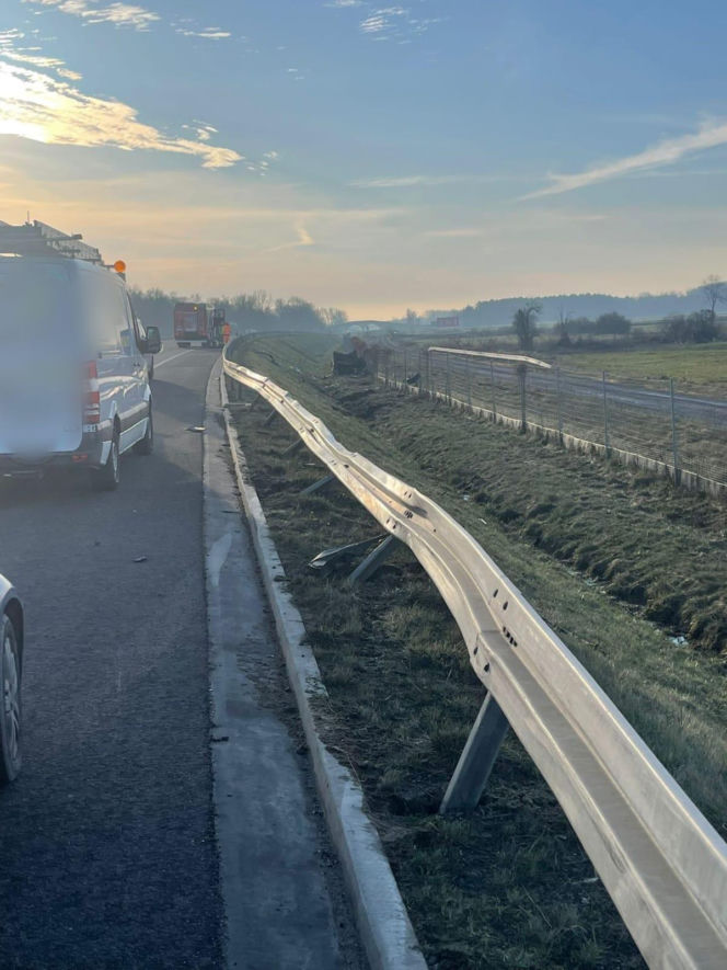Ferrari uderzyło w audi. Zablokowany odcinek S5 niedaleko Kościana