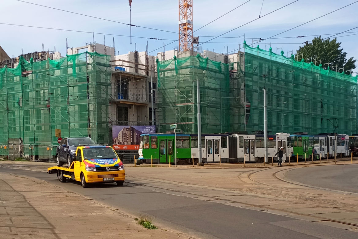 Słup wrósł w nowy budynek. Niecodzienna sytuacja w Szczecinie