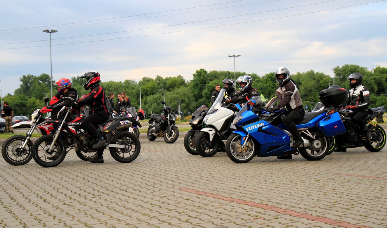 Przed Areną Lublin symbolicznie pożegnano dwójkę tragicznie zmarłych motocyklistów