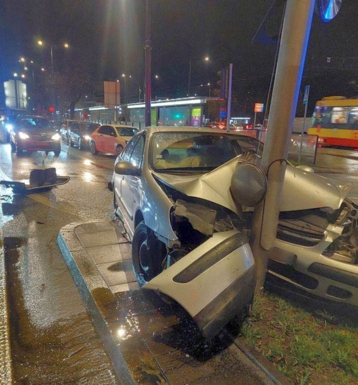 Pomylił Grochowską z torem wyścigowym. Szaleńczy rajd zakończył się na sygnalizatorze