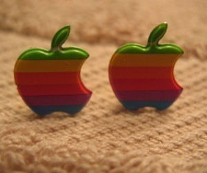 Moda na Apple - tatuaże, biżuteria, ubrania inspirowane Apple