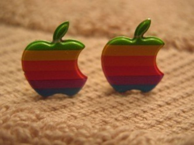 Moda na Apple - tatuaże, biżuteria, ubrania inspirowane Apple