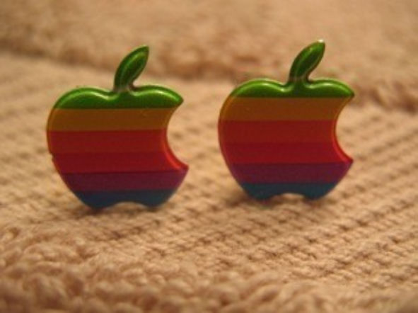 Moda na Apple - tatuaże, biżuteria, ubrania inspirowane Apple