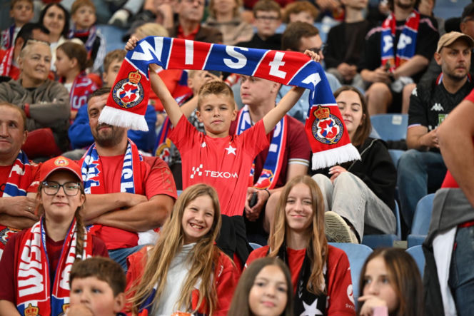 Tak kibice Wisły Kraków bawili się na trybunach. Znajdź się na zdjęciach