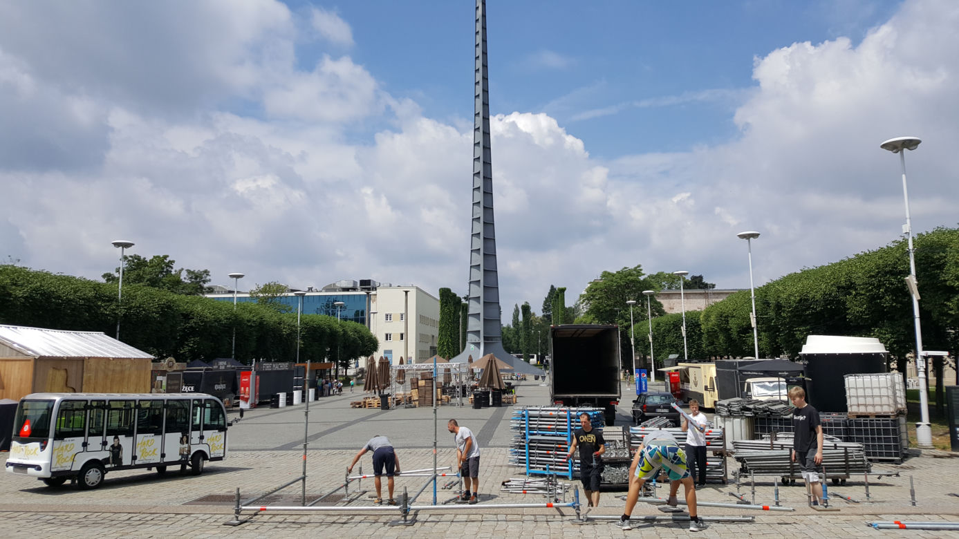 Strefa kibica powstaje przed Halą Stulecia