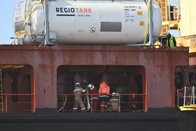 Pożar statku w Nowym Porcie w Gdańsku. Jednostka pływa pod banderą Cypru, a na jej pokładzie przebywało 25 członków załogi