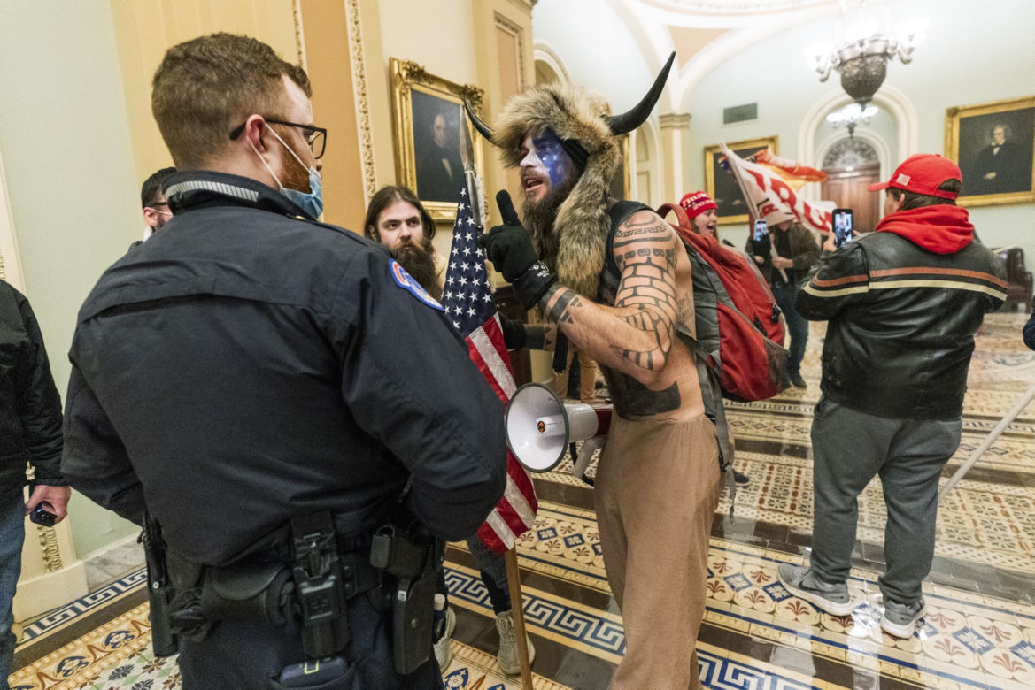Rewolucja w USA! zwolennicy Trumpa odbili Kapitol, są OFIARY