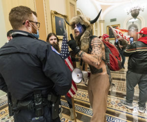 Rewolucja w USA! zwolennicy Trumpa odbili Kapitol, są OFIARY