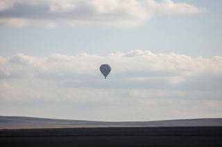 Tajemniczy balon spadł niedaleko Warszawy. Mieszkaniec odkrył go na dzikiej polanie