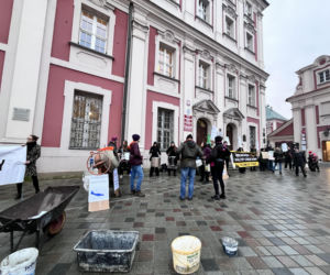 Betoniarka, pustaki i głośne hasła pod urzędem miasta. Podwyższenie zabudowy na osiedlu Maltańskim wciąż bez decyzji radnych, za to z ostrym sprzeciwem mieszkańców