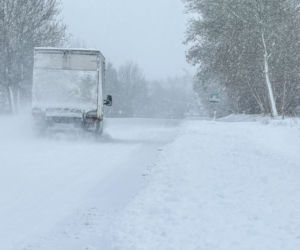 Ostróda w centrum śnieżycy. Burmistrz nocą ratował ludzi. Kierowcy nocowali w urzędzie