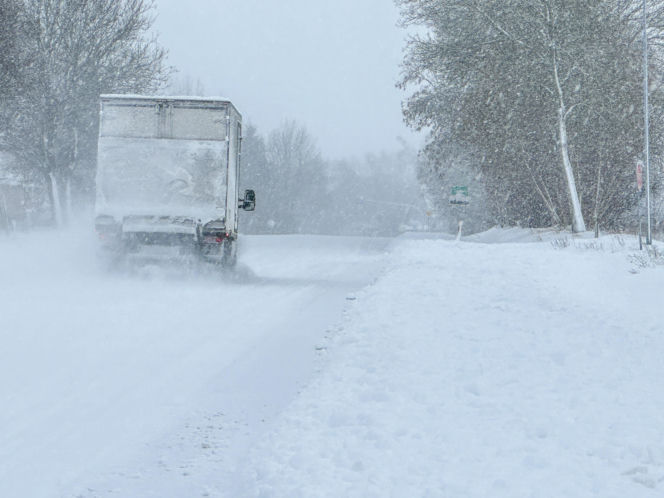 Ostróda w centrum śnieżycy. Burmistrz nocą ratował ludzi. Kierowcy nocowali w urzędzie
