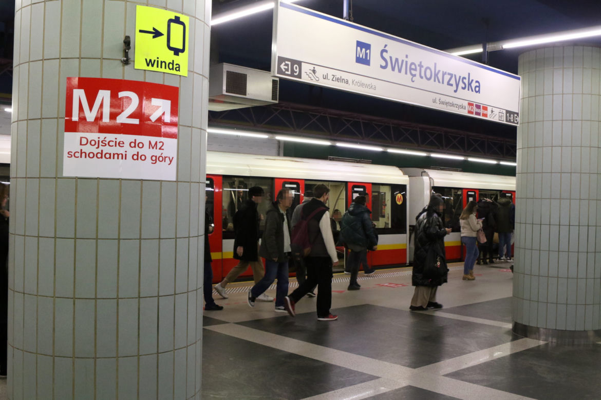Nowe oznaczenia i tłok w metrze Świętokrzyska