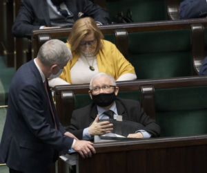 kaczyński w sejmie podpisuje książkę