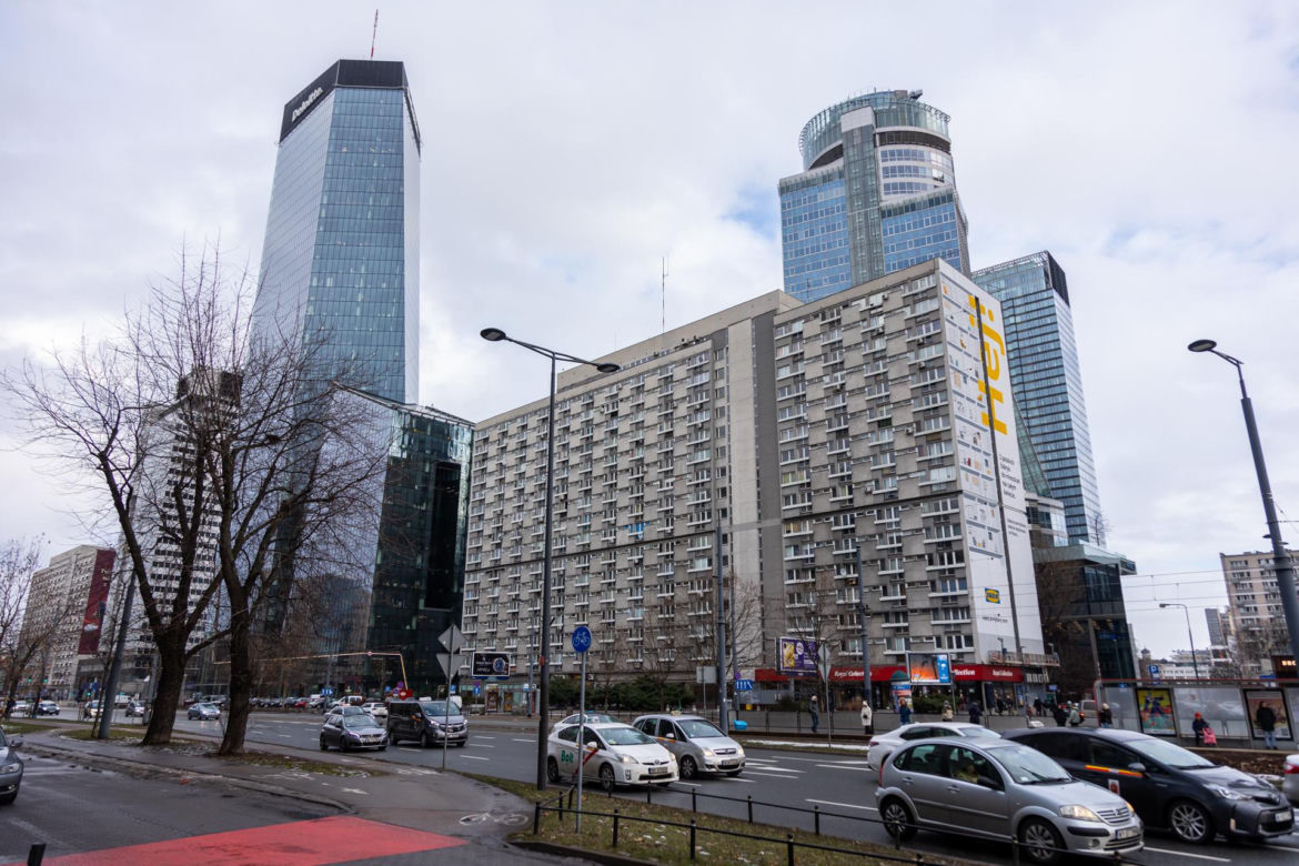 Osiedle za Żelazną Bramą – czekające na remont, krzyczące reklamami