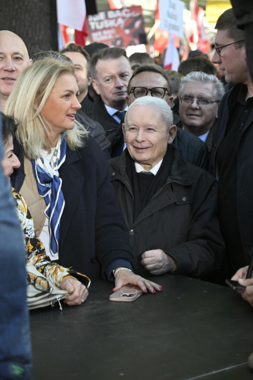 Jarosław Kaczyński w trakcie protestu przed Trybunałem Konstytucyjnym