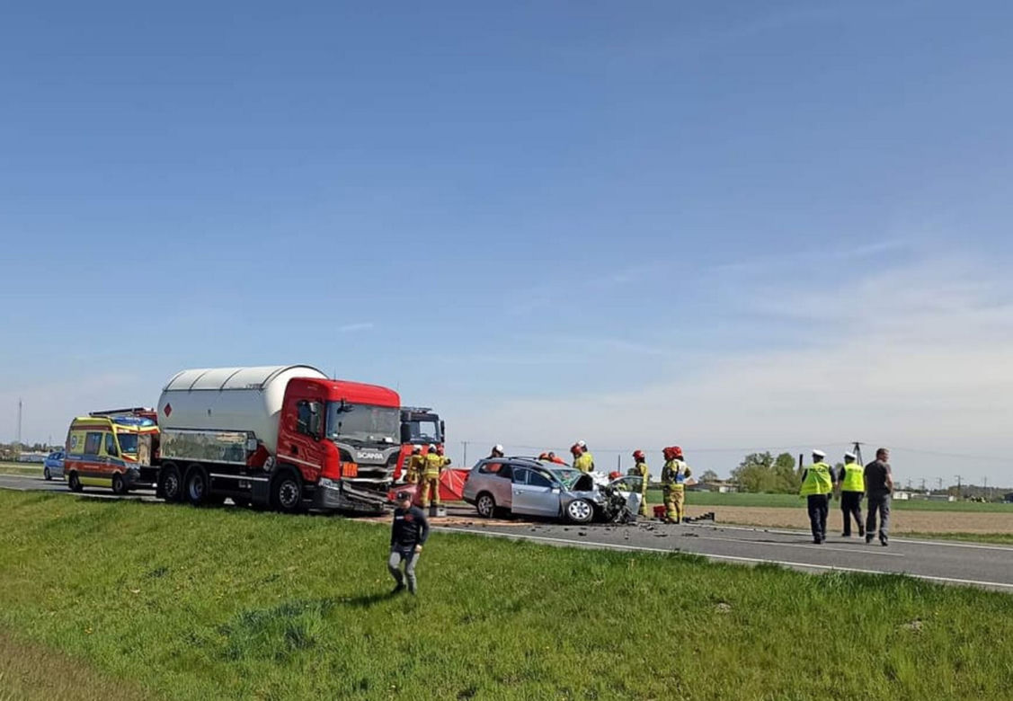 Volkswagen huknął w cysternę! 64-latek nie żyje. Fatalny wypadek na obwodnicy Kalisza [ZDJĘCIA]
