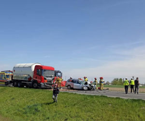 Volkswagen huknął w cysternę! 64-latek nie żyje. Fatalny wypadek na obwodnicy Kalisza [ZDJĘCIA]