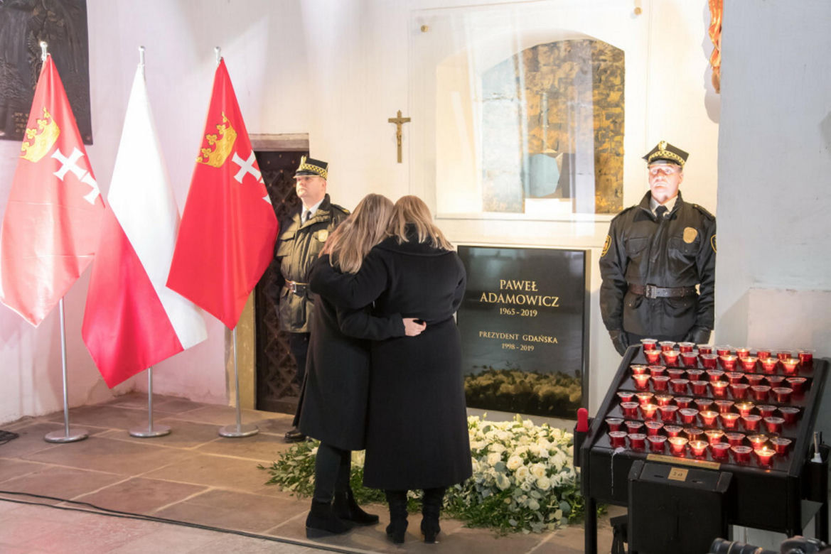 Skromny grób Pawła Adamowicza. Tak pochowano prezydenta Gdańska 