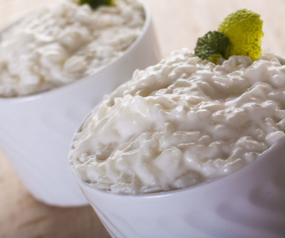 Pudding z tapioki na mleku migdałowym z bananem i owocami leśnymi