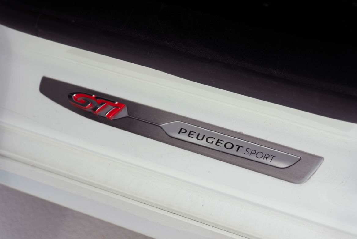 Skoda Octavia RS Challenge vs Peugeot 308 GTi