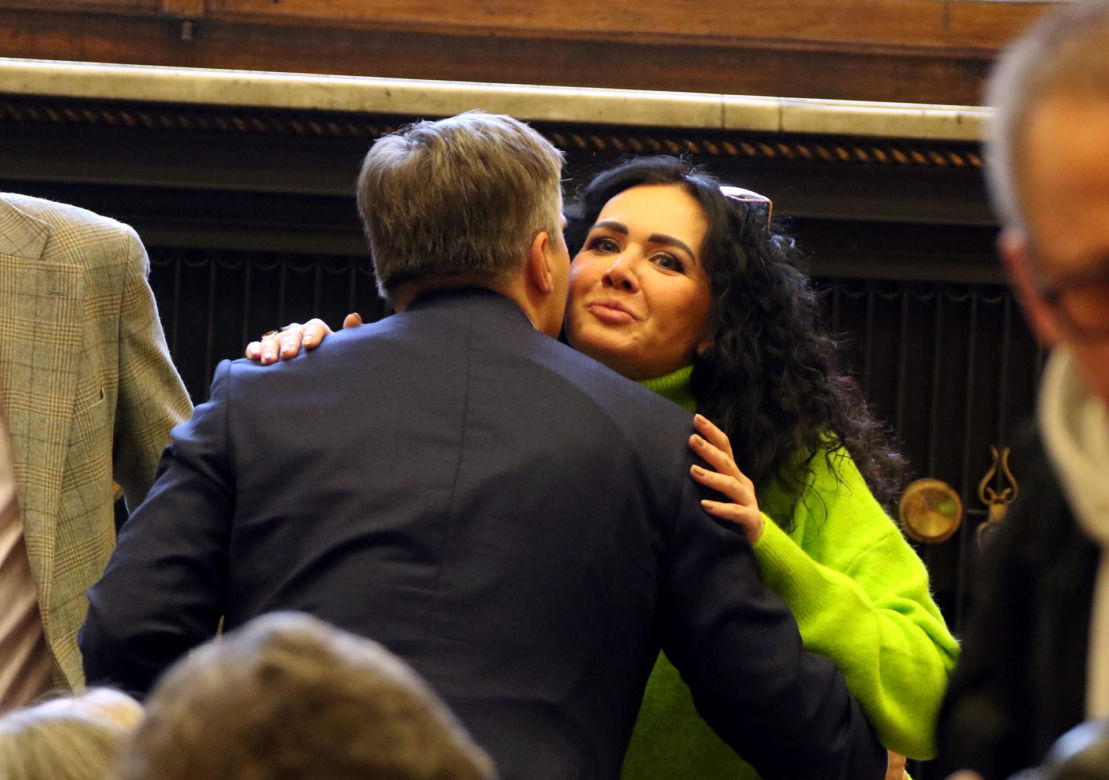 Agnieszka Wyrwał, jedna z najpiekniejszych radnych Warszawy, w czułych objęciach kolegi z klubu 