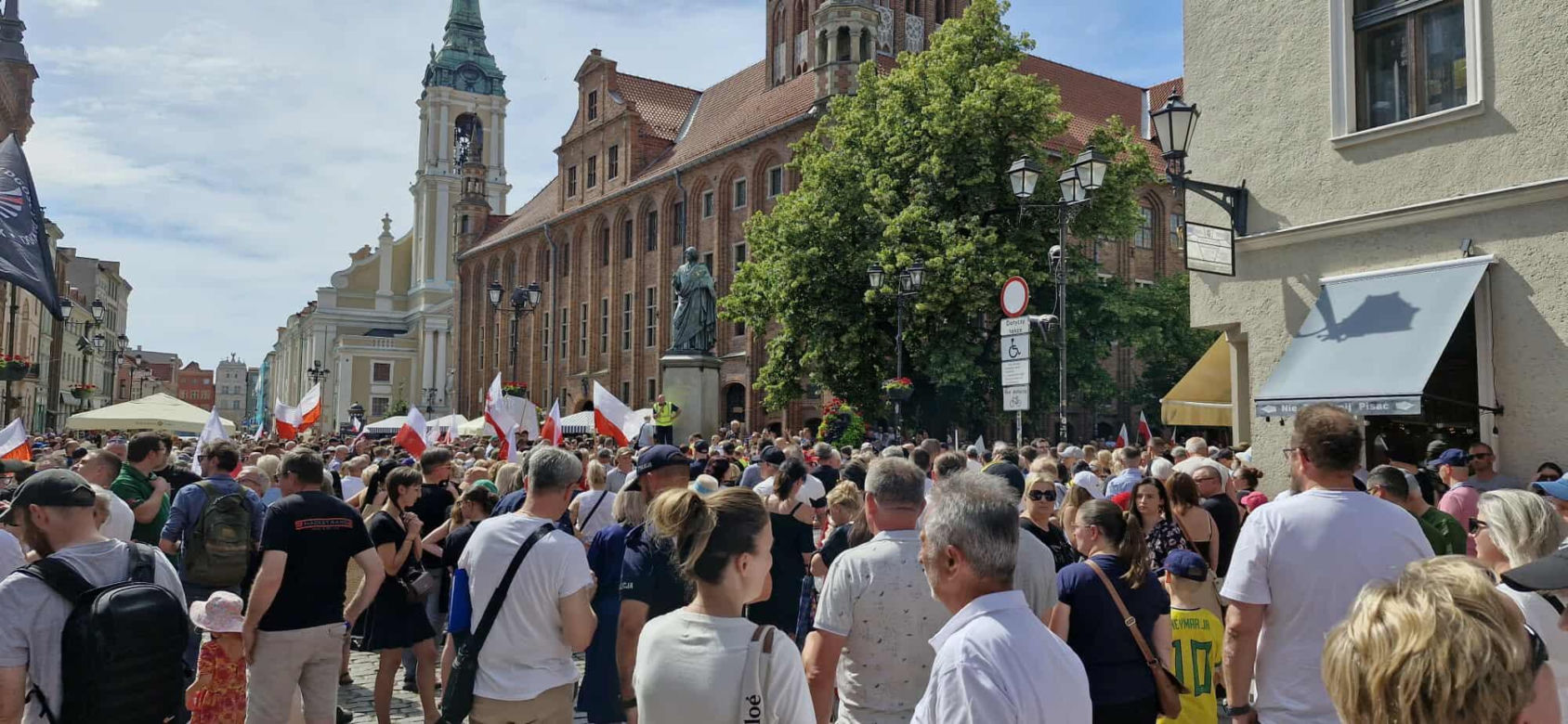 Marsz Milczenia dla Klaudii w Toruniu. „Niech nasza cisza przemówi głośniej niż słowa” [RELACJA NA ŻYWO]