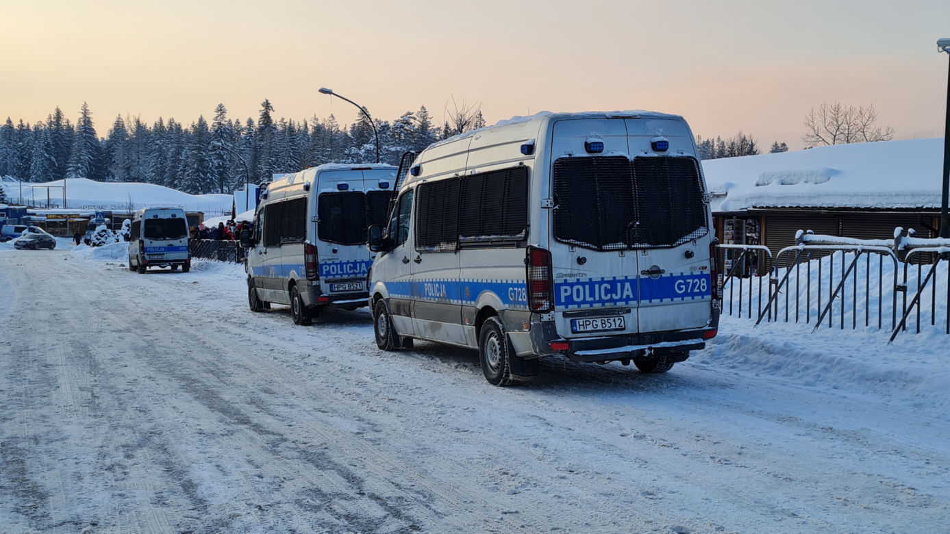 Zastępy policji pod Wielką Krokwią