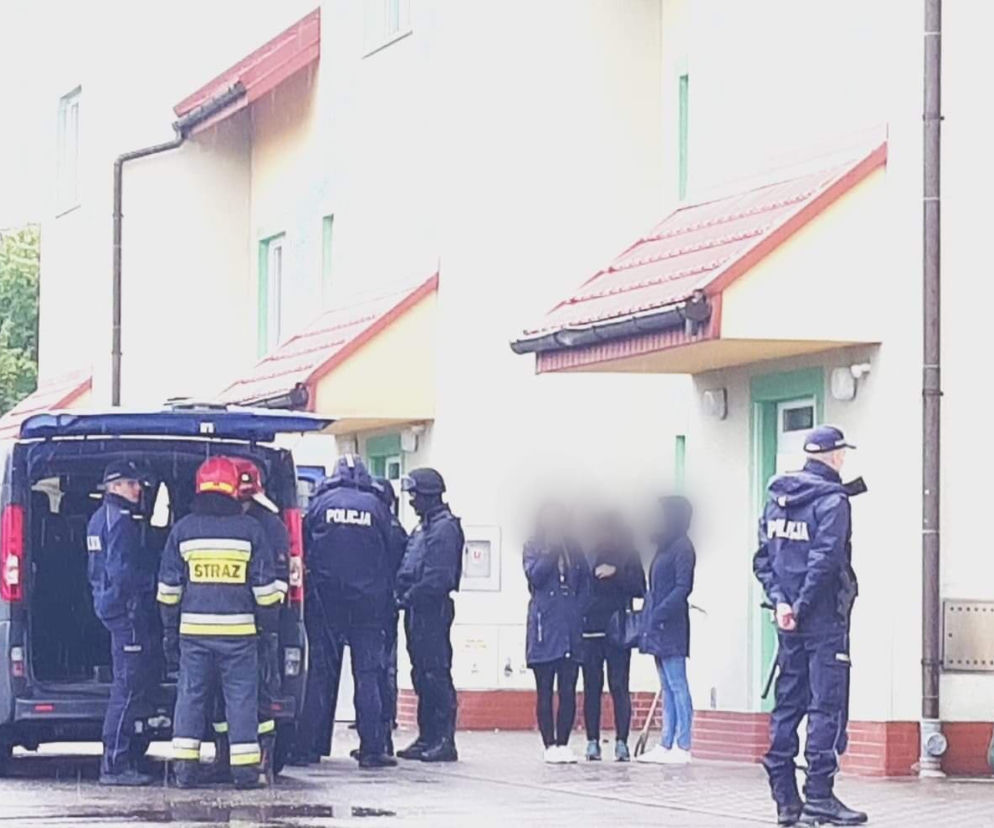 Bochnia: Mężczyzna zabarykadował się w bloku i grozi jego wysadzeniem