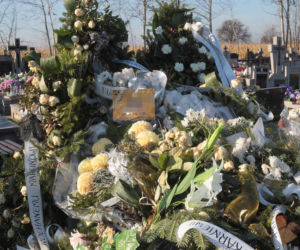 Cała okolica płacze po wypadku w Romanowie! Morze kwiatów przykryło trumny