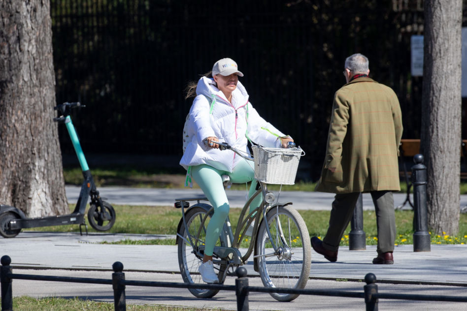 Rozenek na rowerze gada przez komórkę