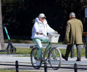 Rozenek na rowerze gada przez komórkę