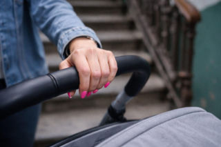 Szok! Pijana matka przewracała się z wózkiem na klatce schodowej