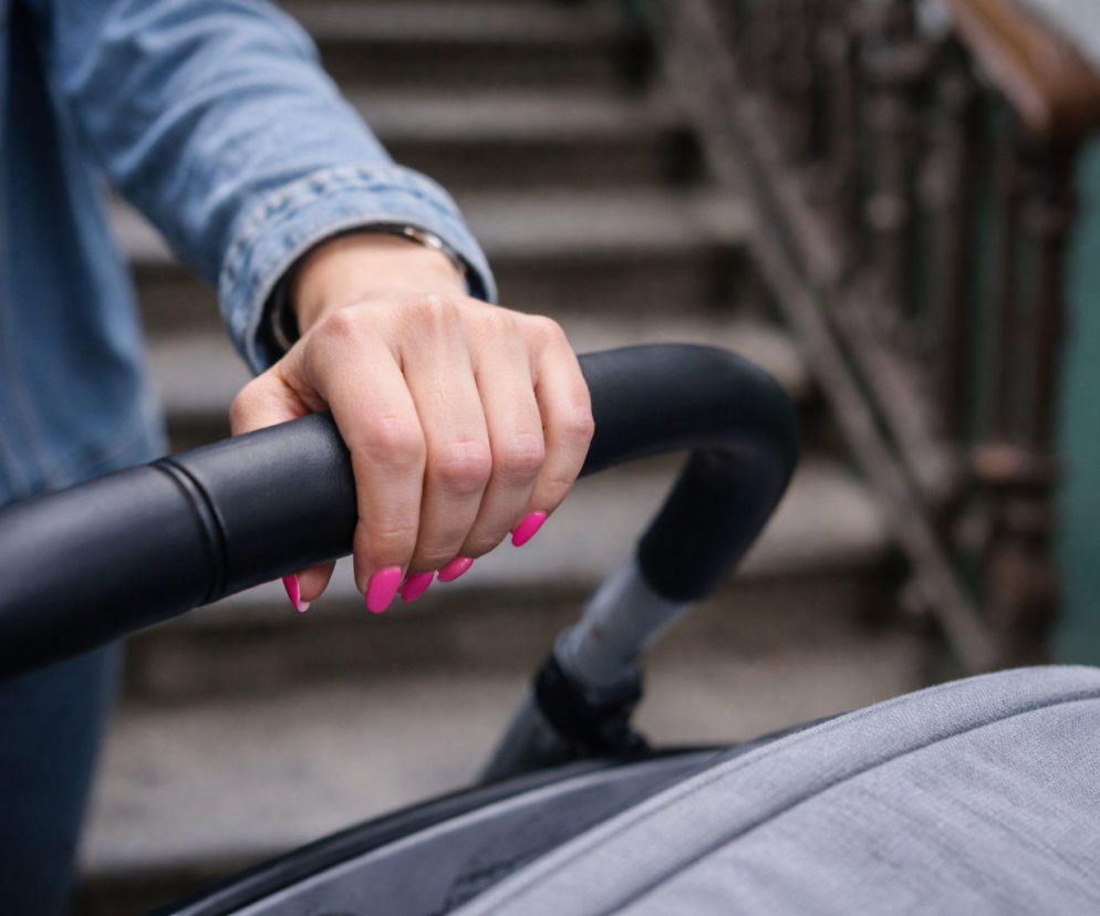 Szok! Pijana matka przewracała się z wózkiem na klatce schodowej. Zawiadomiono policję
