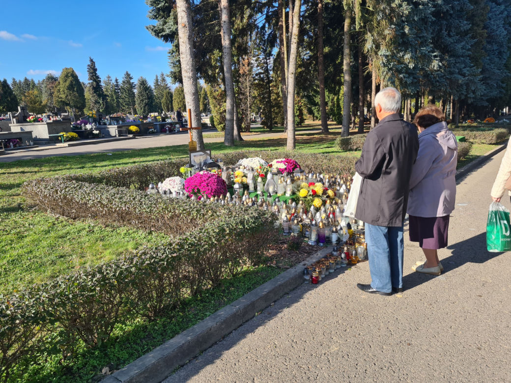 Rzeszów. Ogrom zniczy na mogile Tadeusza Ferenca [GALERIA]