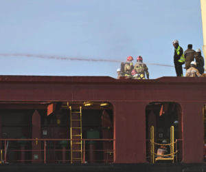 Pożar statku w Nowym Porcie w Gdańsku. Jednostka pływa pod banderą Cypru, a na jej pokładzie przebywało 25 członków załogi