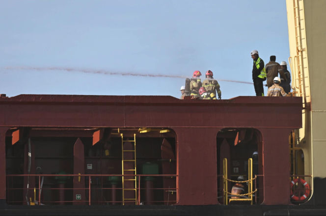 Pożar statku w Nowym Porcie w Gdańsku. Jednostka pływa pod banderą Cypru, a na jej pokładzie przebywało 25 członków załogi