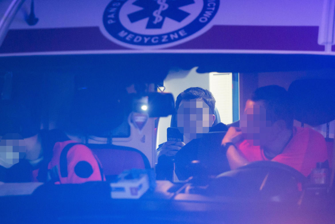 Z wściekłości rozbił swojego mercedesa o drzewo. Potem bawił się telefonem