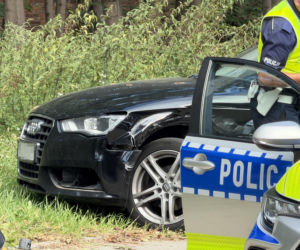 Kompletnie pijany kierowca Jagura gruchnął w Audi i rozbił się na drzewie. Jedna osoba w szpitalu