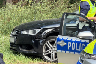 Kompletnie pijany kierowca Jagura gruchnął w Audi i rozbił się na drzewie. Jedna osoba w szpitalu